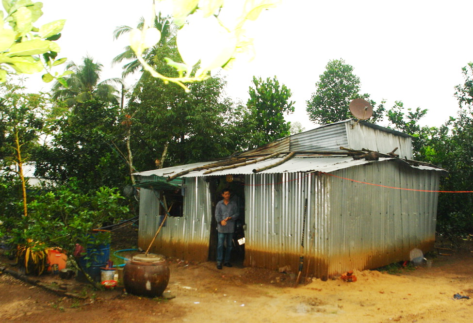 Căn nhà cũ của ông Nguyễn Văn Cạn sập xệ và không biết sập lúc nào