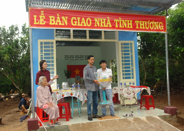 Ông Bùi Ngọc Đúng-Giám đốc Nhà hàng Lúa Vàng trao tặng nhà tình thương cho ông Nguyễn Văn Cạn