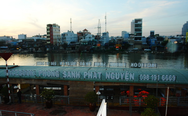 Tàu Phóng Sanh Phát Nguyện hoạt động hơn 10 năm và thả hơn 500 tấn cá ra sông Sài Gòn