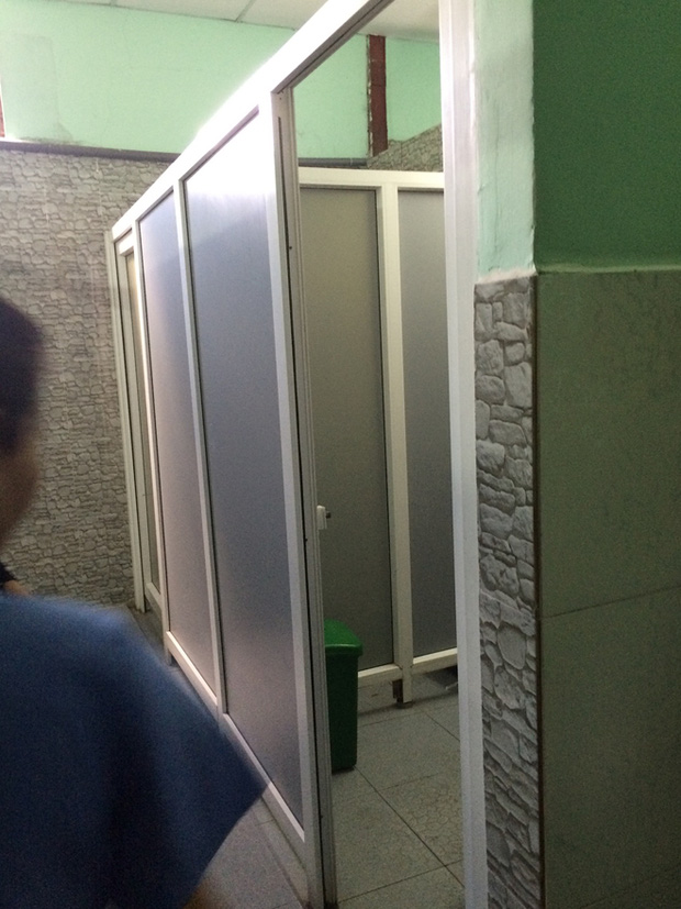 Đẻ trong nhà vệ sinh bệnh viện, người phụ nữ bỏ con vào thùng rác 