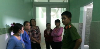 Đẻ trong nhà vệ sinh bệnh viện, người phụ nữ bỏ con vào thùng rác