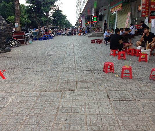 Điểm tin mới 28/8: Hà Nội, cư dân hú vía vì dao thớt chung cư rơi tự do suýt trúng người