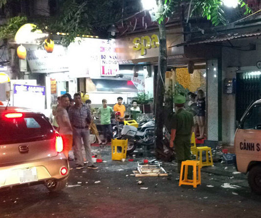 Hai nhóm thanh niên hỗn chiến trước quán bar trên phố cổ