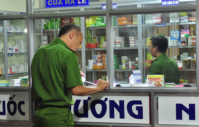 Kẻ bịt mặt xông vào tiệm thuốc tây đâm chết cô gái
