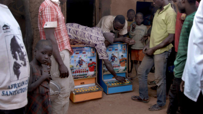 Người dân Ghana mê muội với máy đánh bạc từ Trung Quốc