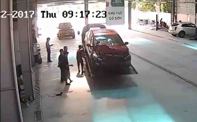 Nhân viên ngân hàng lái xe tông chết bé 7 tuổi rồi bỏ trốn