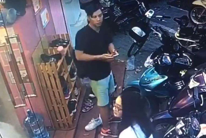 Thanh niên bẻ khóa trộm xe SH ngay cạnh 2 cô gái
