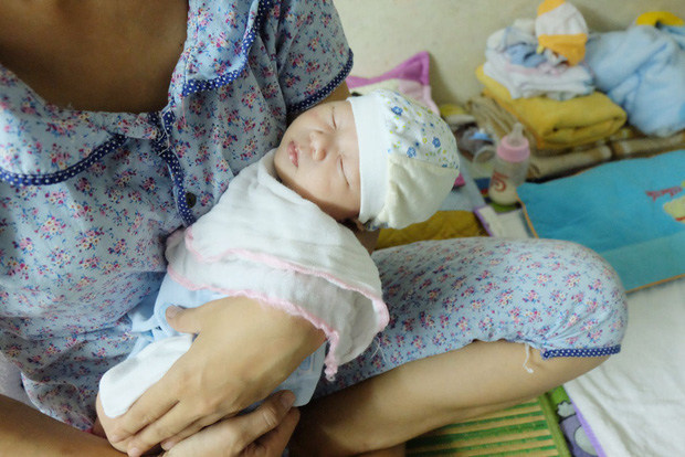 Vụ bé gái 15 ngày tuổi bị mẹ bỏ rơi: "Đừng chỉ trích mẹ bé, cô ấy đang bị chấn động tâm lý"