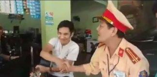 Xôn xao clip trung tá CSGT hát cùng người vi phạm