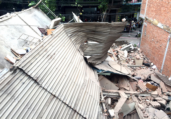 2 căn nhà ở Sài Gòn đổ sập do hàng xóm thi công phần móng