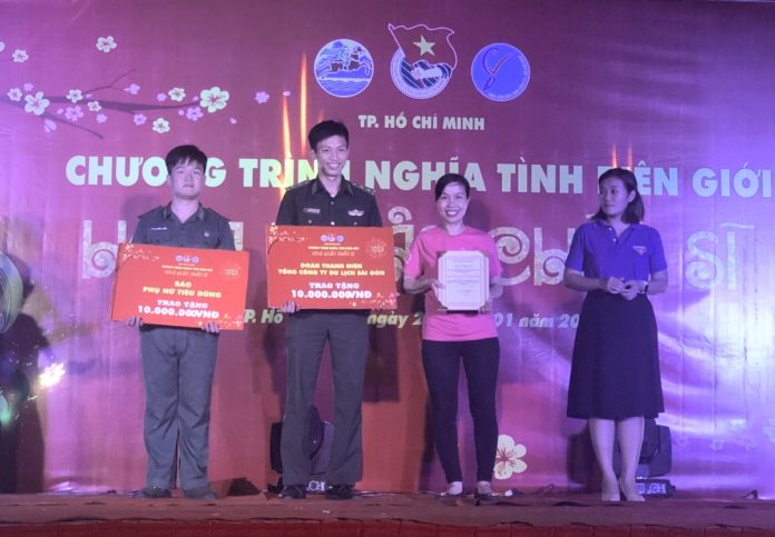 PNTD-Kieu-Oanh-tang-qua-chien-si-Can-Gio-4