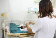 Bé gái sinh non nặng 1,4kg bị mẹ bỏ rơi tại bệnh viện
