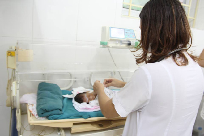 Bé gái sinh non nặng 1,4kg bị mẹ bỏ rơi tại bệnh viện
