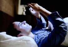 Vỡ giác mạc vì sử dụng smartphone trong đêm