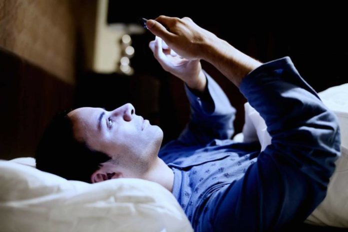 Vỡ giác mạc vì sử dụng smartphone trong đêm