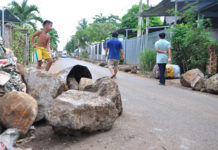 Dân lăn đá ra đường chặn ôtô né trạm BOT