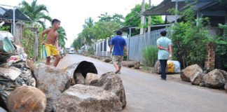 Dân lăn đá ra đường chặn ôtô né trạm BOT