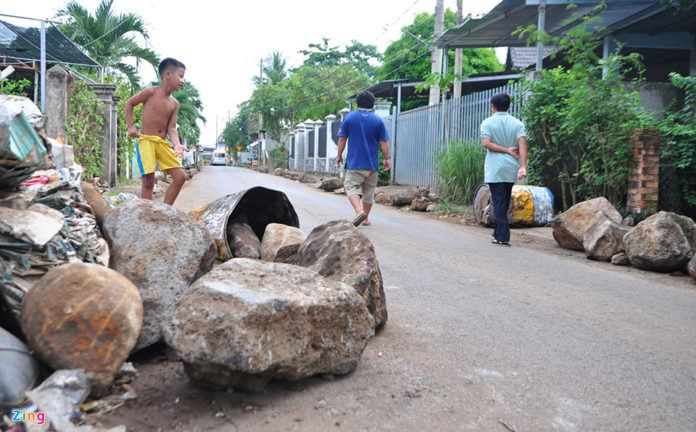 Dân lăn đá ra đường chặn ôtô né trạm BOT
