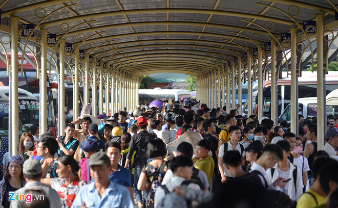 Đường ra sân bay, bến xe ở Sài Gòn và Hà Nội kẹt cứng người đi chơi lễ