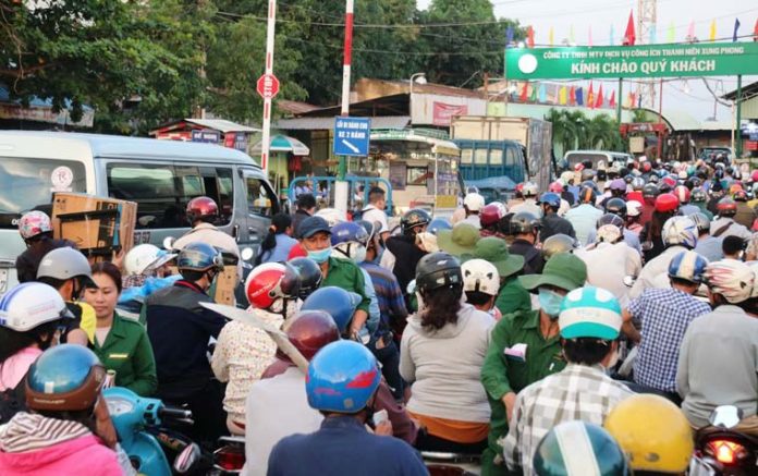 Đường ra sân bay, bến xe ở Sài Gòn và Hà Nội kẹt cứng người đi chơi lễ