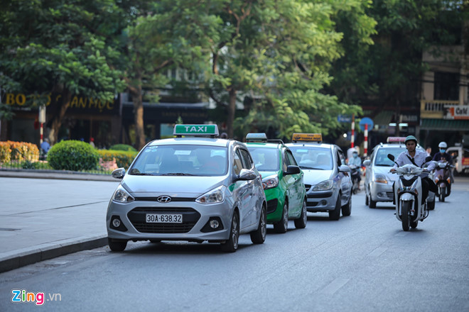 Hà Nội, Sài Gòn cùng kiến nghị dừng Uber, Grab
