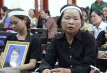 mẹ già đeo khăn tang