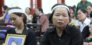 mẹ già đeo khăn tang