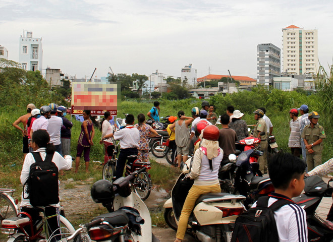 Thi thể bé trai