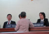 người già đi kiện