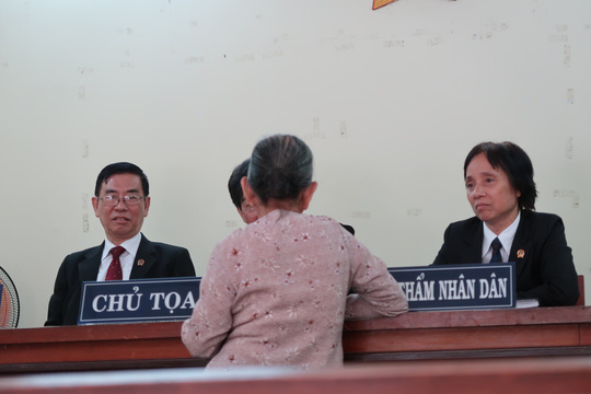 người già đi kiện