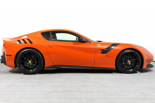 Ferrari F12tdf màu đỏ cam