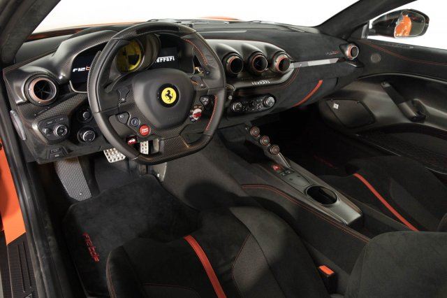 Ferrari F12tdf màu đỏ cam