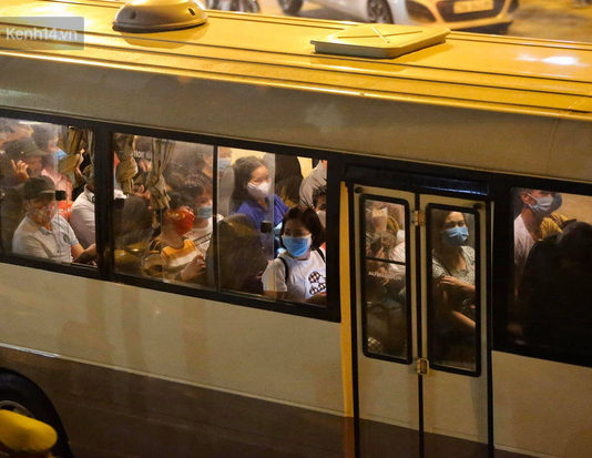 Toàn cảnh 10 xe của Binh chủng Hóa học tiêu độc toàn bộ không gian BV Bạch Mai, vận chuyển 600 người nhà bệnh nhân đi cách ly tập trung