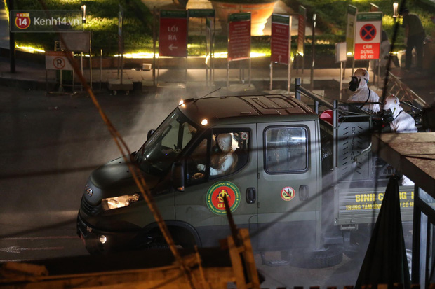 19h, đoàn xe của Binh chủng Hoá học đi từ hướng đường Giải Phóng vào cổng chính Bệnh viện Bạch Mai làm nhiệm vụ trong sự bảo vệ và hướng dẫn giao thông nghiêm ngặt của Công an quận Hai Bà Trưng.