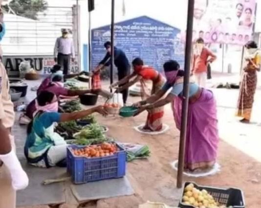 Người dân đứng cách xa chờ mua rau và thuốc, cảnh sát cầm roi giám sát