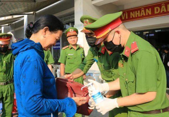 an-giang-cong-an-tinh-dieu-92-nguoi-cho-cong-an-xa-de-phong-chong-covid-1