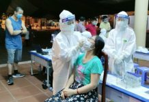 Bạn của mẹ sang chơi 30 phút, con 2 tuổi dương tính với SARS-CoV-2 sau 5 ngày