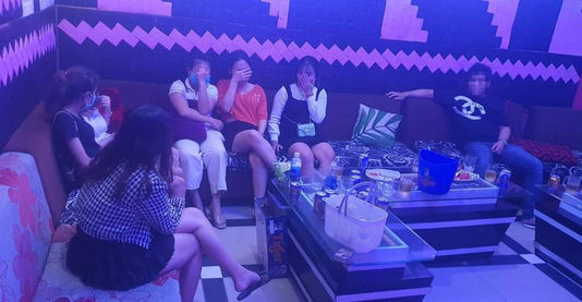Bất chấp lệnh cấm, quán karaoke vẫn mở cho khách hát, sử dụng m.a t.ú.y