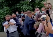 Sốc: Tổng thống Pháp Emmanuel Macron bị tát trong chuyến công du