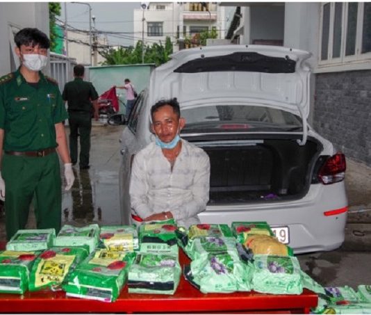 Bí mật “động trời” trong túi đựng trái cây cất trên xe hơi của gã đàn ông 34 tuổi