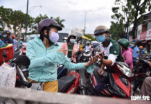 Cả ngàn người kẹt cứng ở cửa ngõ Gò Vấp, lỡ có ca nhiễm COVID-19 thì sao?