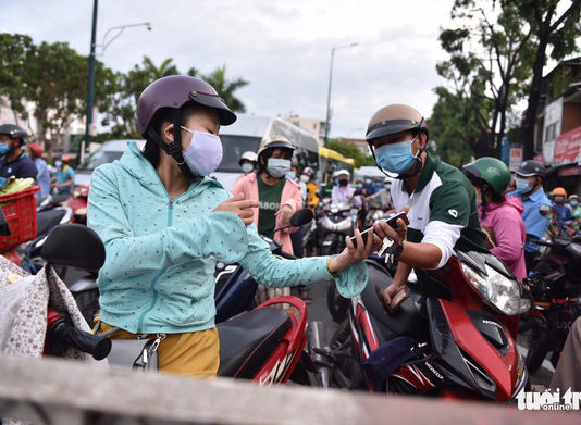 Cả ngàn người kẹt cứng ở cửa ngõ Gò Vấp, lỡ có ca nhiễm COVID-19 thì sao?