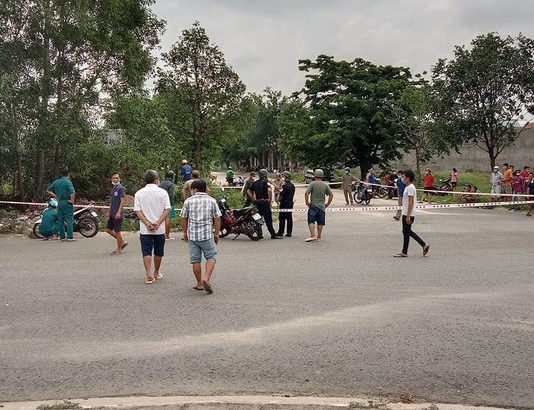 Sau tiếng động lớn, phát hiện 2 chiếc xe máy cùng 2 th.i th.ể trong bụi cỏ bên đường