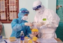 Một người bán rau ở Hà Nội tháng 5 không đi đâu, rát họng đi khám phát hiện dương tính COVID-19