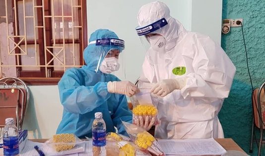 Một người bán rau ở Hà Nội tháng 5 không đi đâu, rát họng đi khám phát hiện dương tính COVID-19