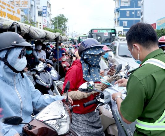 Người đàn ông bị đánh gục ở chốt kiểm soát dịch Gò Vấp