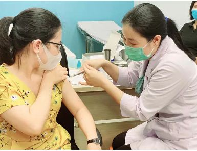 NÓNG: TP HCM xin Thủ tướng được chủ động tìm nguồn vắc-xin Covid-19