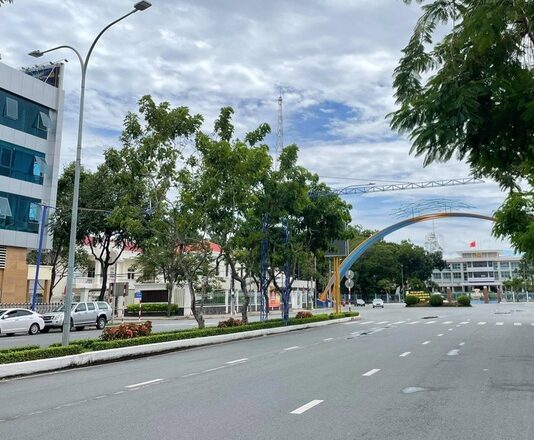 12 tỉnh, thành nào đang yêu cầu dân không ra đường sau 18h?