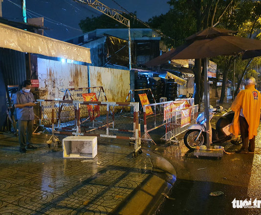 Bãi xe 397 bị phong tỏa, rau xanh, trái chín từ quê gửi vào ‘kẹt cứng’ trong bãi