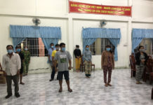 Bắt quả tang 5 bà cùng 5 ông đang làm liều trong căn phòng khóa kín